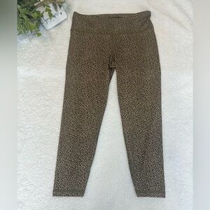 Gapfit Eclipse cropped workout leggings. Size Large.